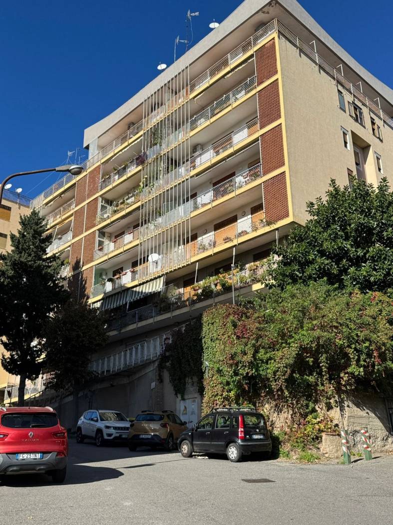 All'interno del rinomato Complesso Aprico Due, in una delle zone più ricercate e panoramiche della città, proponiamo in vendita un appartamento di 