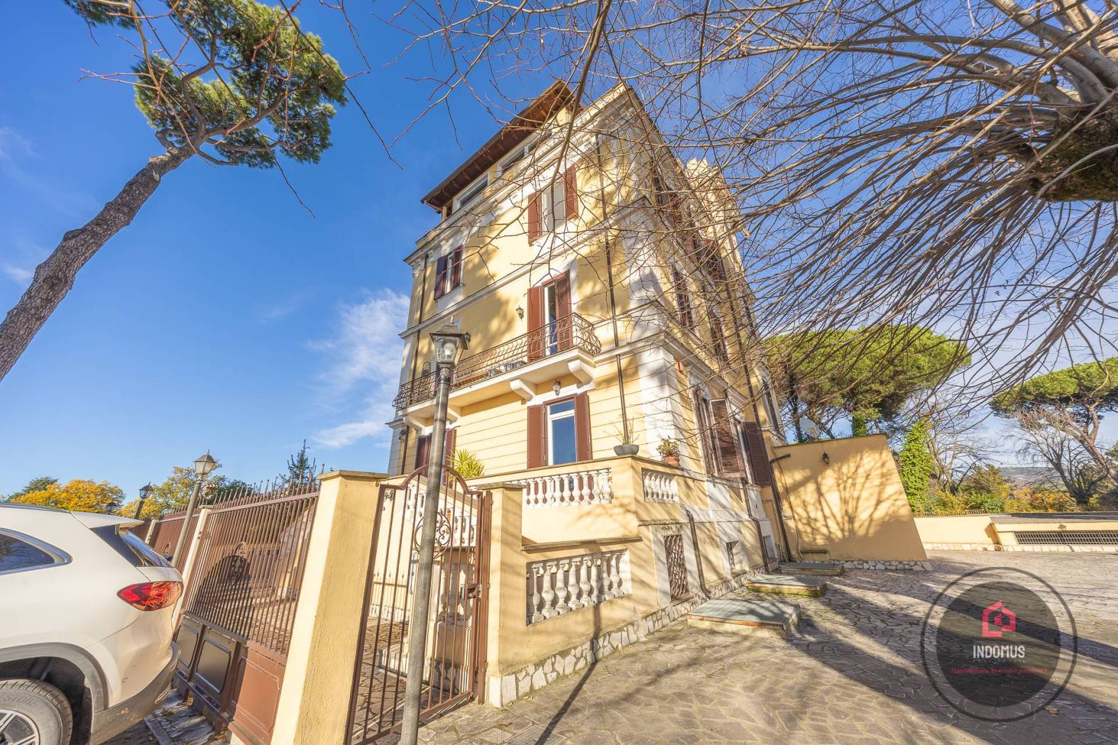 In una delle zone in via di rinnovamento residenziale di Grottaferrata, ti aspetta un appartamento unico, completamente ristrutturato nel 2022 e 