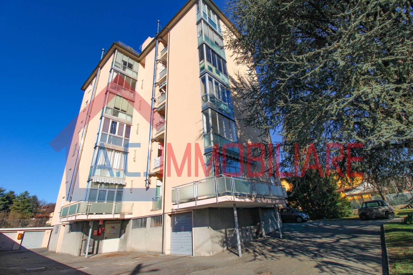 All'interno di un complesso condominiale tranquillo e ben curato, proponiamo luminoso trilocale situato al primo piano, caratterizzato da ambienti 