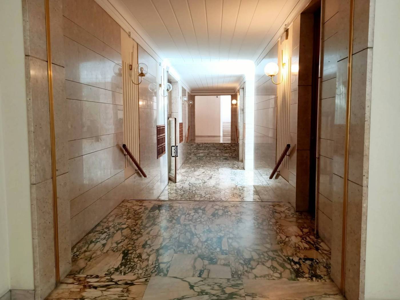 Corso di Porta Romana/Missori. In contesto signorile al primo piano, ampio ufficio di mq 230 con doppia esposizione, composto da: doppio ingresso, 