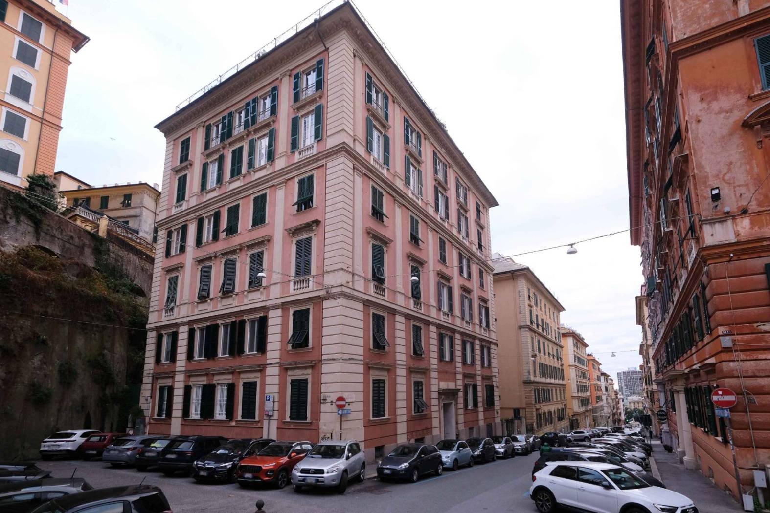 CASTELLETTO VIA PALESTRO parte alta adiacente alla scalinata per Corso Solferino, in palazzo signorile in buone condizioni generali come tetto , 