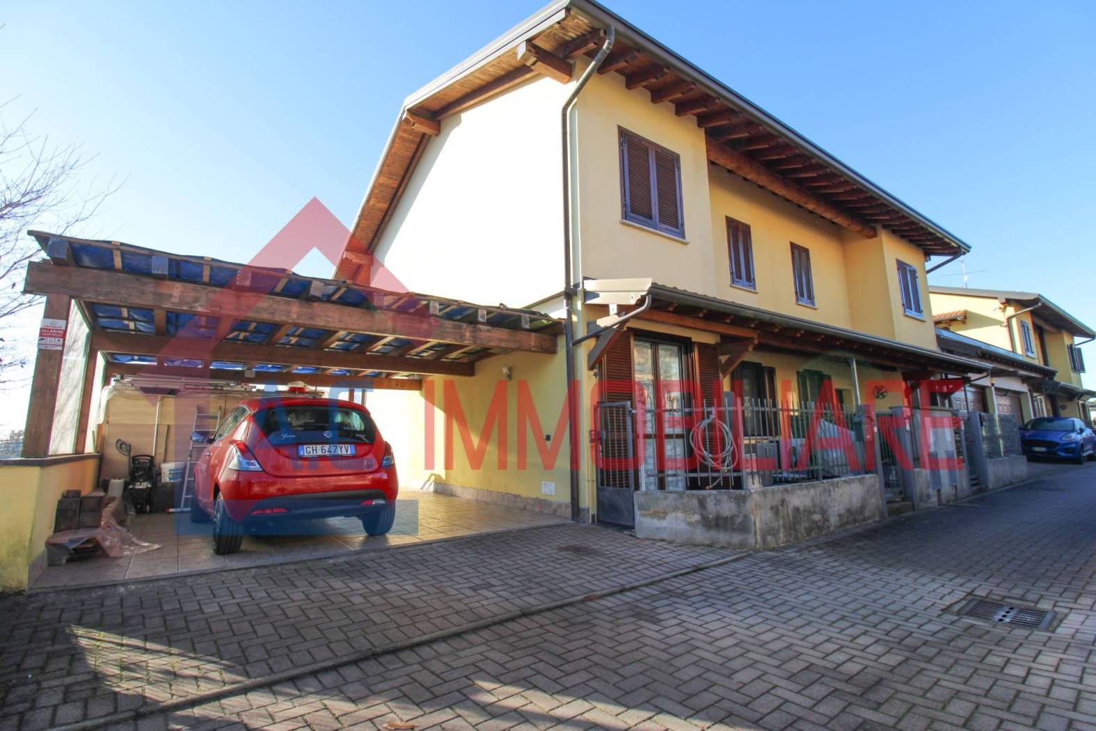 In contesto verdeggiante e particolarmente riservato, proponiamo elegante villa a schiera di testa libera su tre lati, situata in una via privata che 