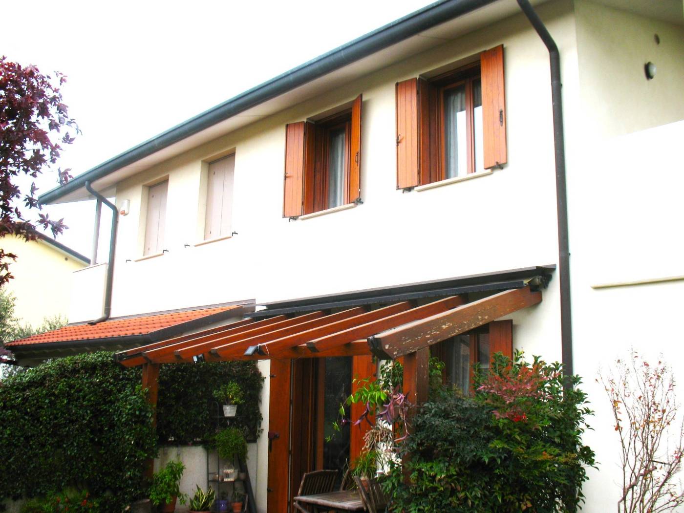 Villa bifamiliare in zona residenziale tranquilla contornata dal verde e altre villette, con ingresso pedonale e carraio indipendente, ampio giardino,