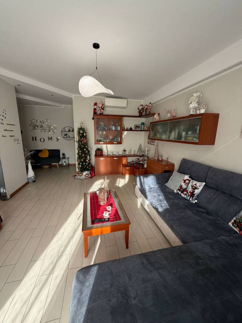 PREGNANA MILANESE: IN CENTRO PAESE VENDESI AMPIO TRELOCALI AL TERZO ED ULTIMO PIANO CON ASCENSORE TOTALMENTE RISTRUTTURATO SIA INTERNAMENTE CHE 