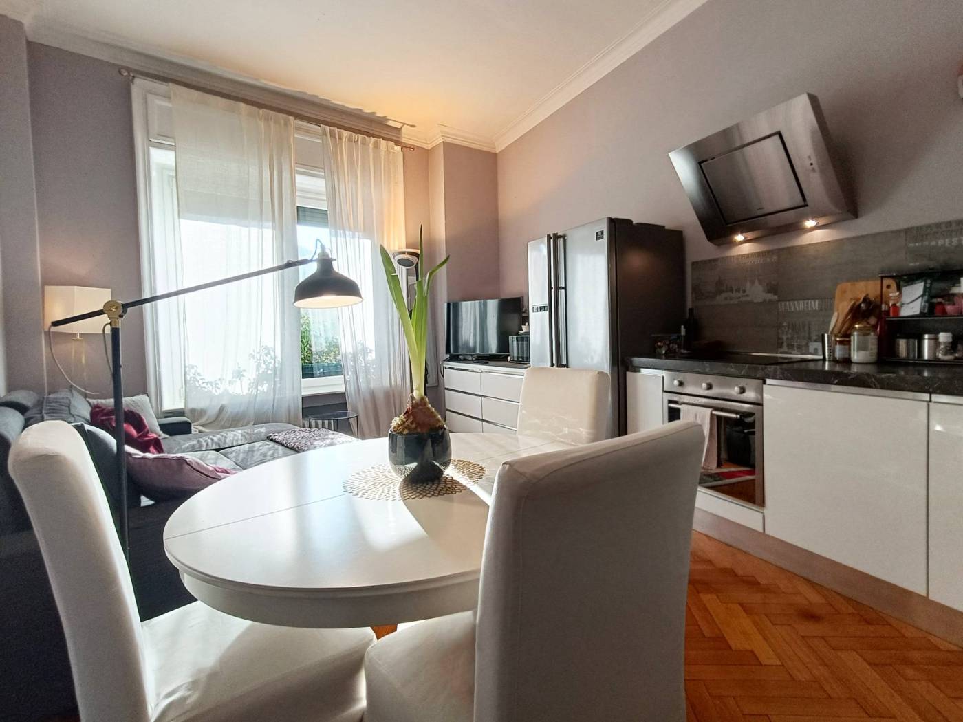 Duomo/Palazzo Reale/Via Larga In palazzo d'epoca signorile, al 1° piano alto, ottimo bilocale di mq 62 arredato e corredato con cura, molto luminoso. 