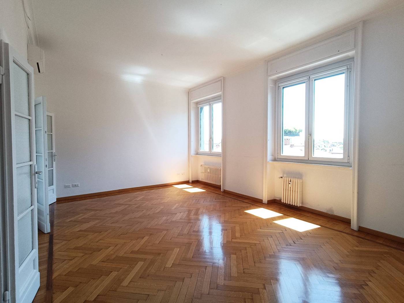 Via Larga/Duomo. In contesto elegante di rappresentanza, proponiamo al 5° piano, spazio ad uso ufficio di mq 264 con doppia esposizione - luminoso e 