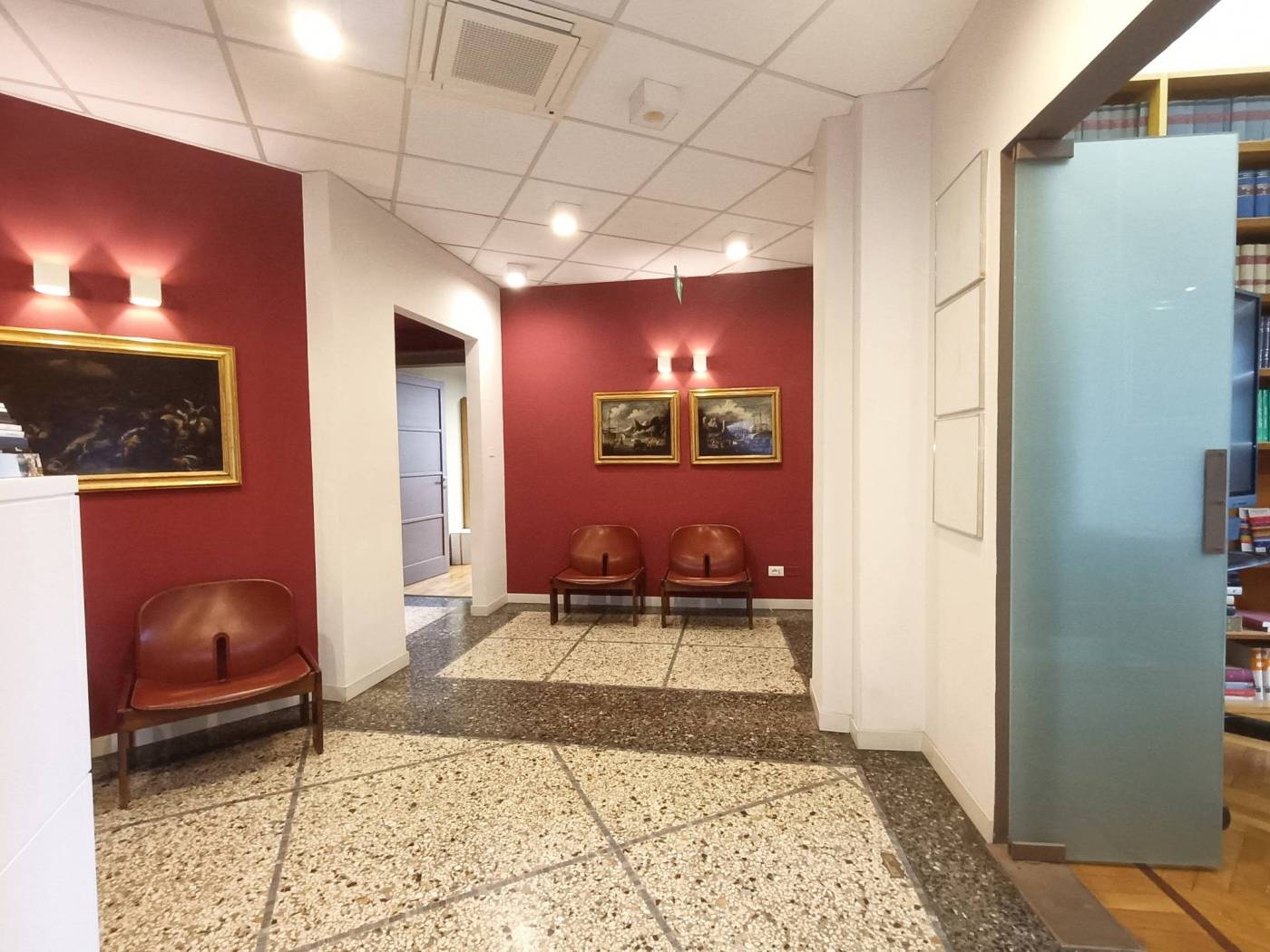 Centro/Via Larga. Elegante ufficio di rappresentanza di 240 mq oltre un ampio terrazzo con vista Duomo. L'immobile vanta di una triplice esposizione 