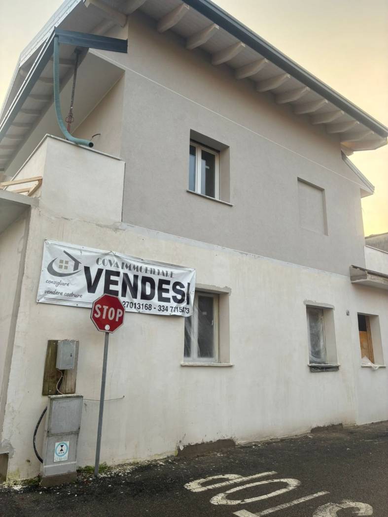 ARLUNO: IN CENTRO PAESE VENDESI ATTICO DI NUOVA COSTRUZIONE COMPOSTO DA INGRESSO SOGGIORNO CON CUCINA A VISTA DUE CAMERE DOPPI SERVIZI SCALA INTERNA 