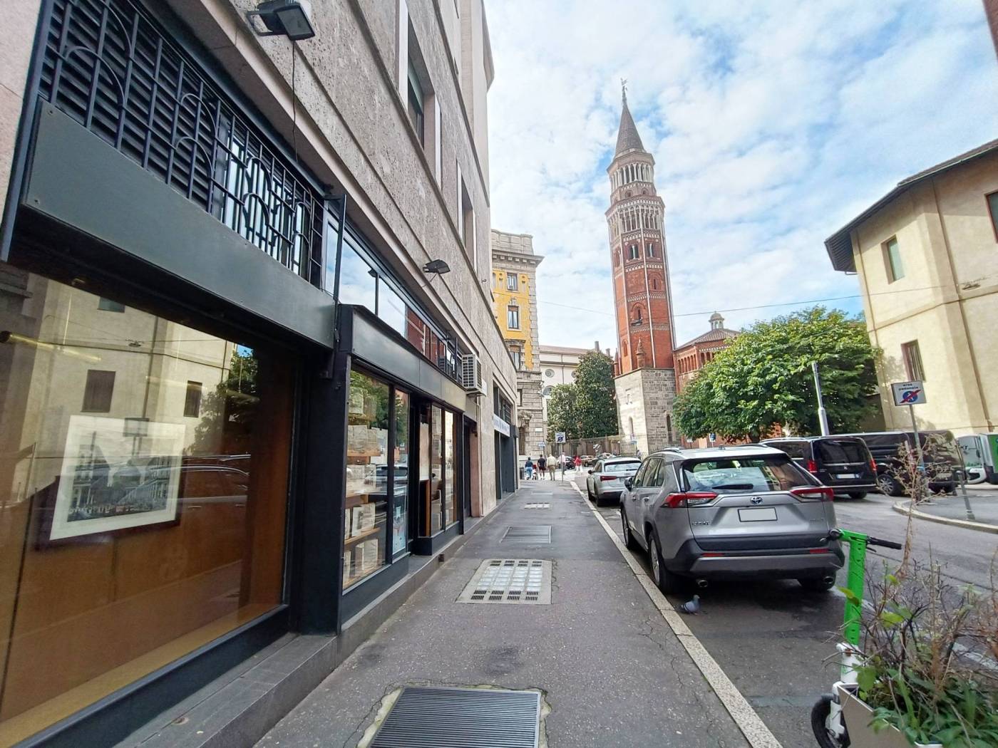 Locale in Affitto in Posizione Strategica a Milano. Scopri un'opportunità unica nel cuore di Milano. Questo spazio commerciale di 162 m², situato in 