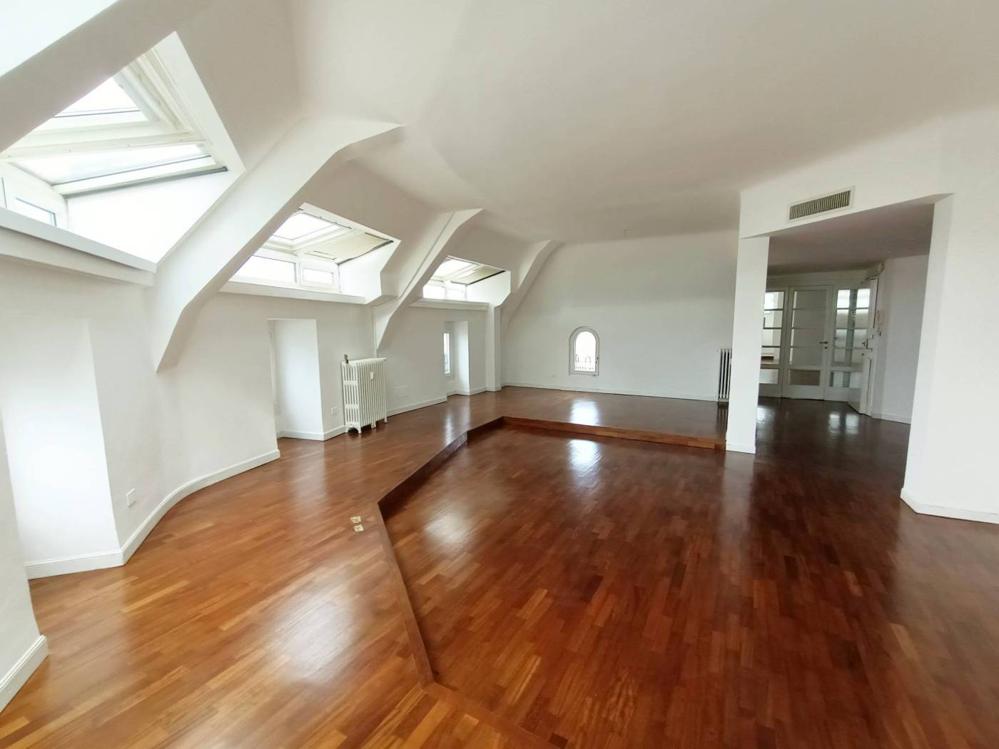 Scopri questo splendido ufficio situato nel cuore di Milano, in una posizione invidiabile tra il Duomo e Via Larga. Questo elegante immobile d'epoca, 