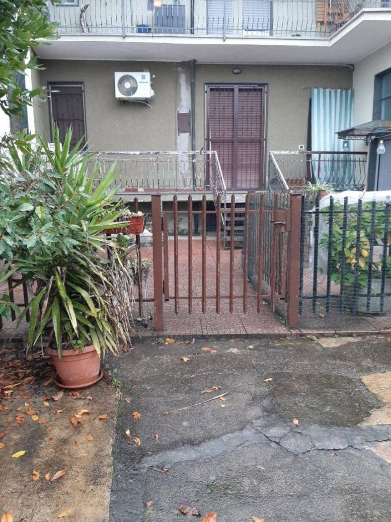 ARLUNO: In centro paese, vendesi casa semidipendente composta da ingresso, soggiorno, cucinotto, due camere e bagno al piano rialzato, ampia taverna 