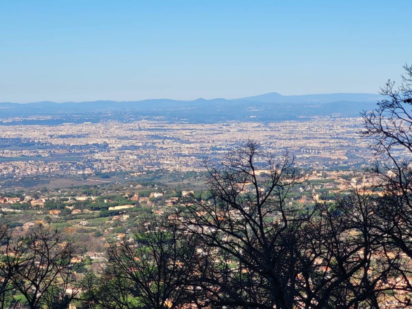 A Rocca di Papa, nella zona bassa e più comoda del paese, proponiamo in vendita un appartamento panoramicissimo, dove la luce e la vista diventano 