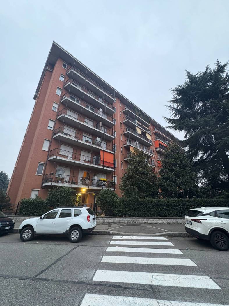 In palazzo in paramano, signorile , con cortile condominiale, vendesi spaziosa mansarda da ristrutturare . Nel palazzo non sono previste spese 