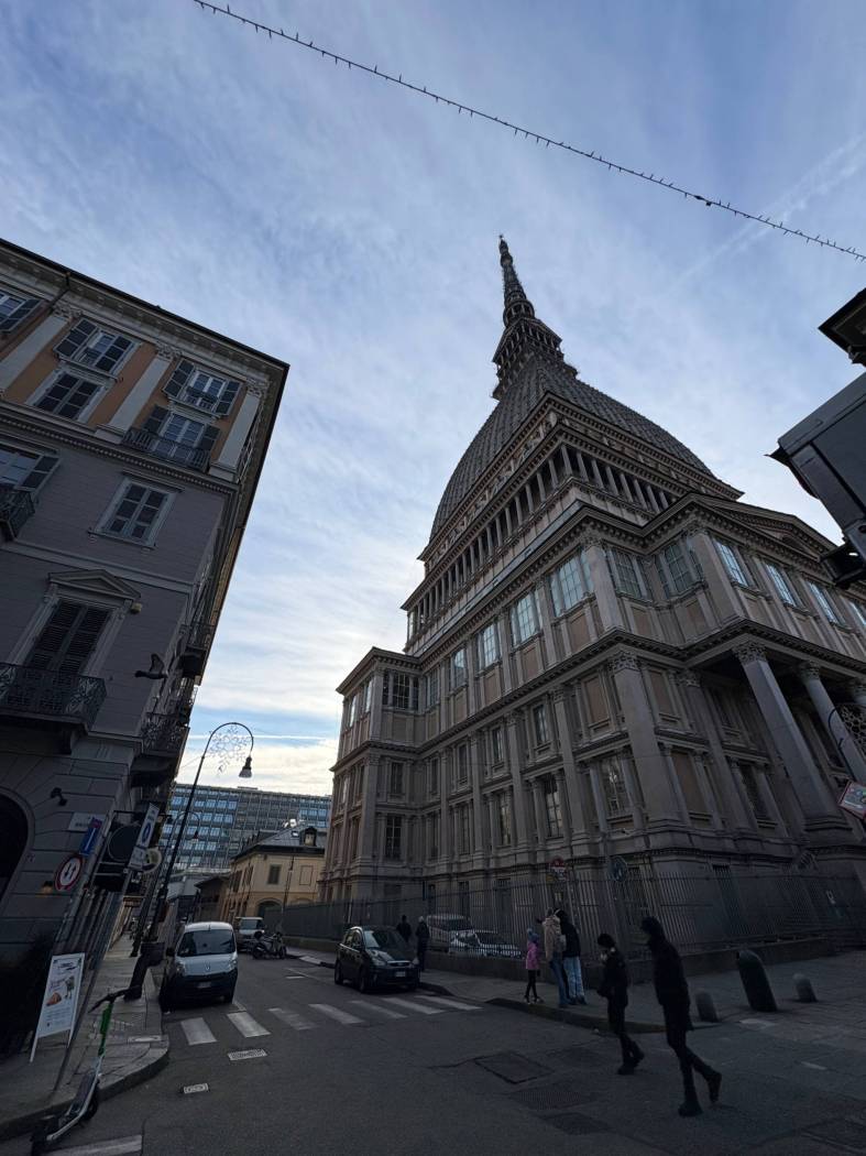In posizione centrale, fronte Mole Antonelliana vendesi mansarda con angolo cottura e ampio bagno, da risistemare e libera da febbraio, ottima uso 