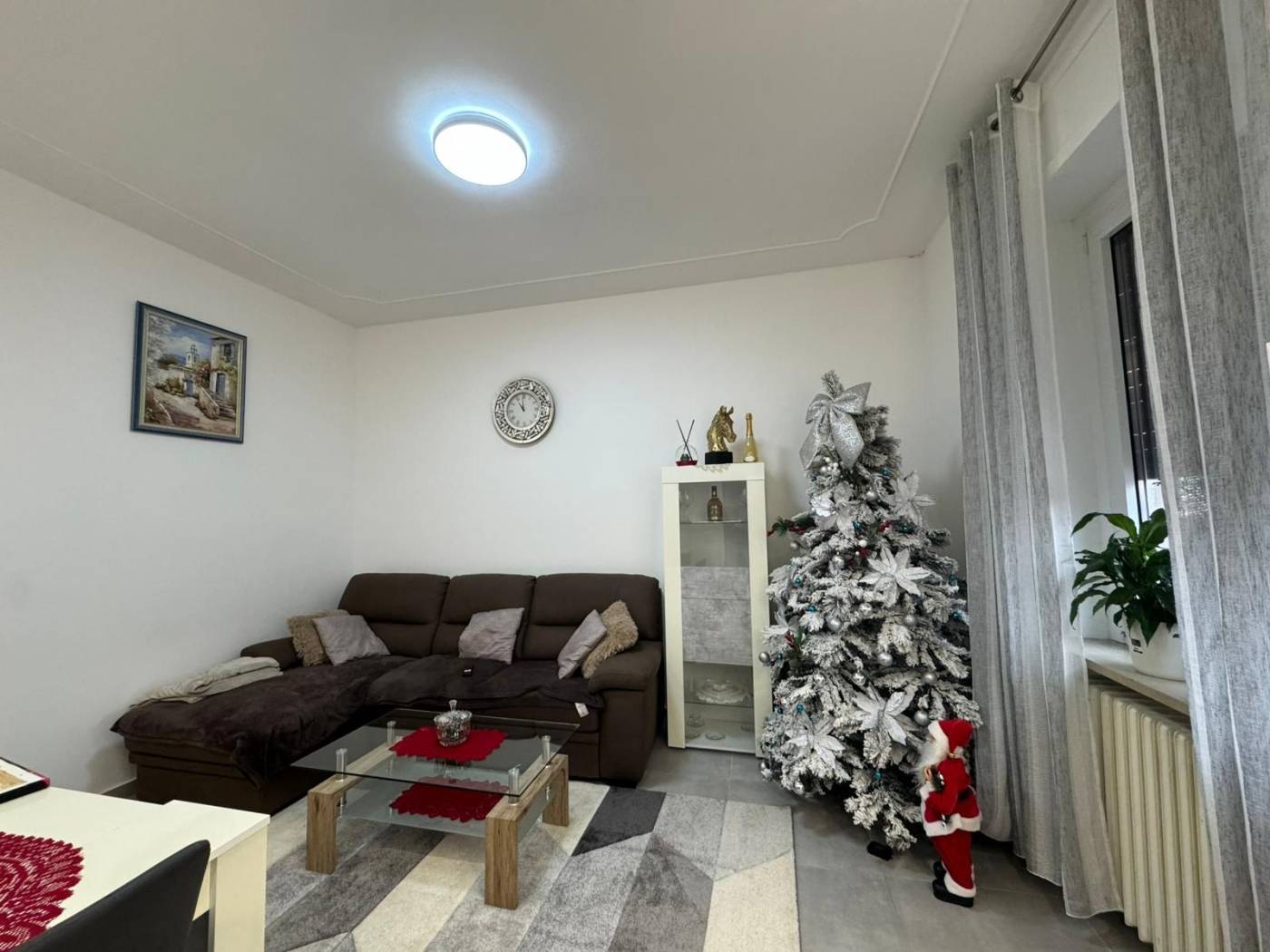 Appartamento di circa 60 mq, completamente ristrutturato a nuovo, composto da soggiorno, cucinotto, camera da letto e bagno. L'immobile è in perfette 