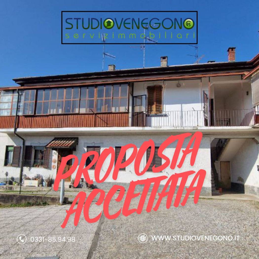 Tre Locali con Box Singolo Scopri questo appartamento spazioso situato al primo ed ultimo piano di un edificio senza spese condominiali. Con i suoi 