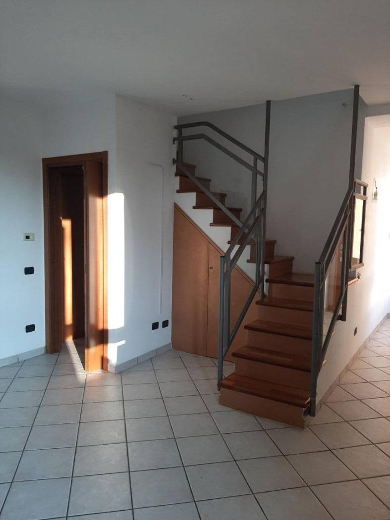 ARLUNO: Ottima soluzione per chi cerca tutti i servizi del paese, proponiamo tre locali su due livelli al secondo piano senza ascensore nel centro 