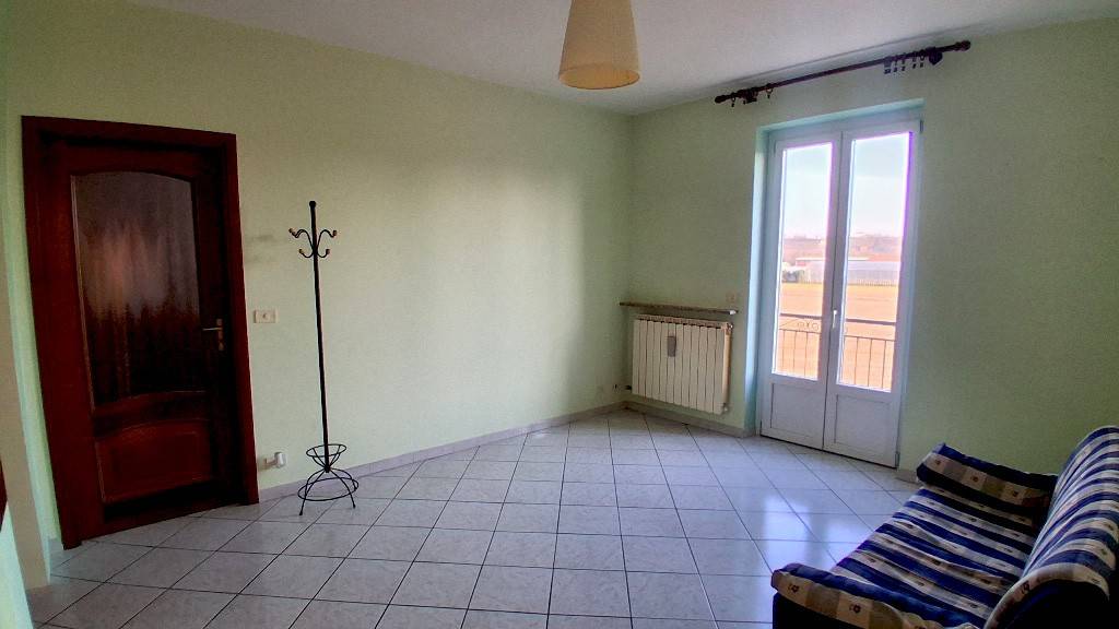 A pochi passi dal centro di Bene Vagienna, appartamento semi-arredato sito al piano primo e composto da ingresso in salone, cucina abitabile, ampia 