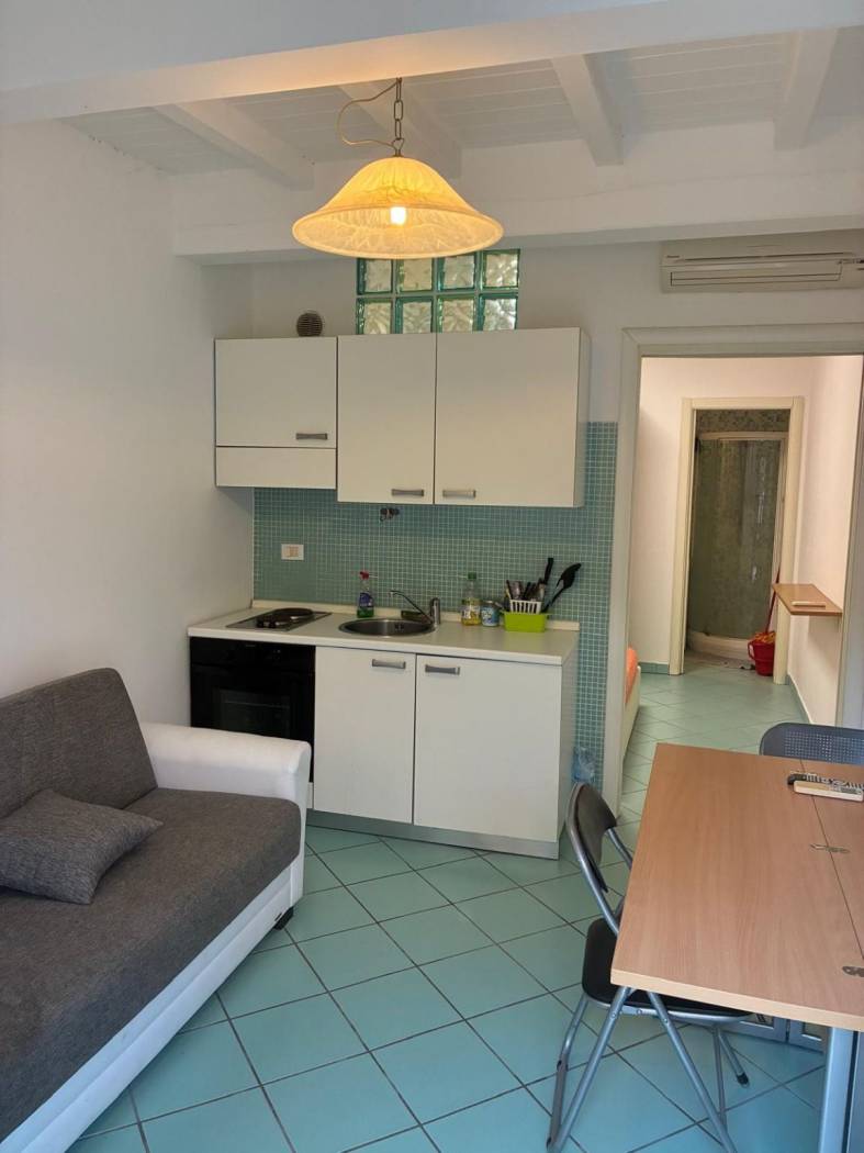 MARINA DI MASSA CARRARA: a 600 mt dal mare e in zona adiacente al centro di Marina di Massa, affittasi per la stagione da aprile a settembre 2026 