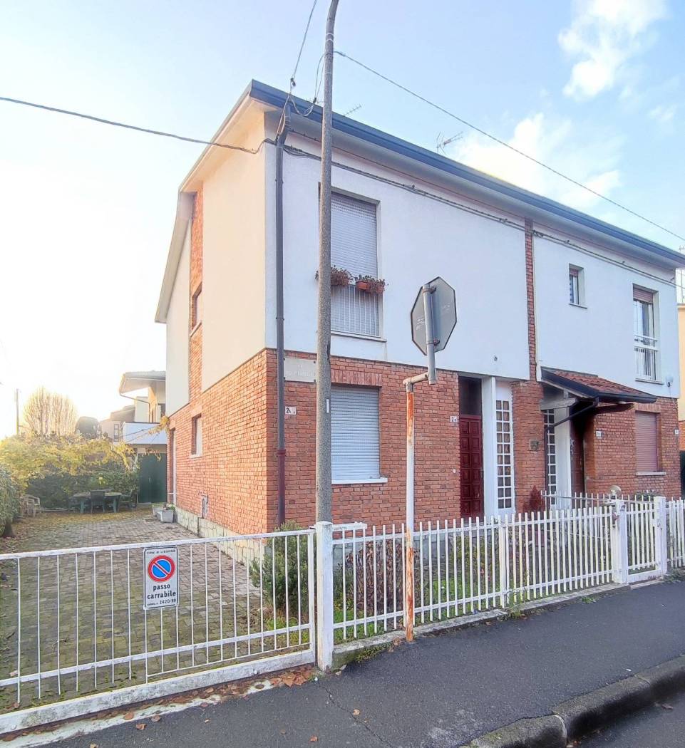 Lissone, zona Santa Margherita, comoda con ss36 e tutti i servizi, proponiamo in vendita, porzione di bifamiliare rifinita con mattoncini a vista, 