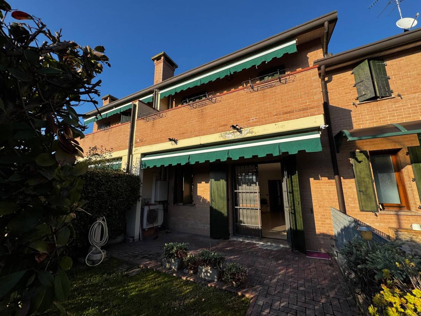 In una delle zone residenziali più prestigiose e tranquille di Ferrara, situata in una posizione strategica e comodissima a tutti i servizi di Via 