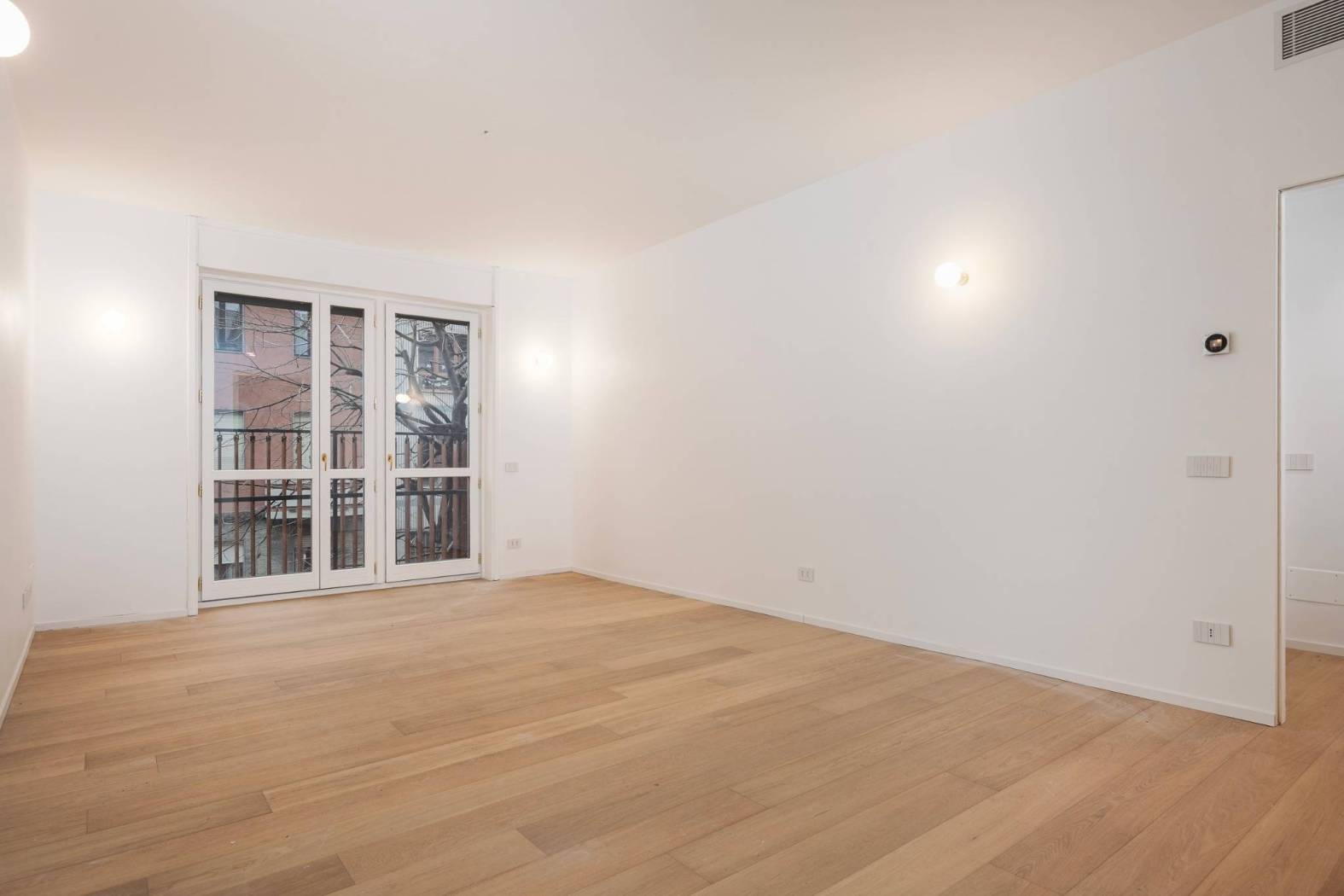 YOUR HOME Real Estate propone in locazione esclusiva un trilocale di circa 105 mq, oggetto di recente ristrutturazione integrale, situato in Via 