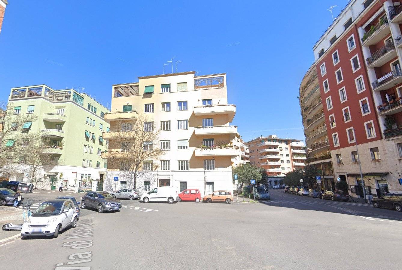 ROMA – Quartiere Trieste/Nemorense – Proponiamo in vendita un elegante trilocale completamente ristrutturato, situato al primo piano di una palazzina 