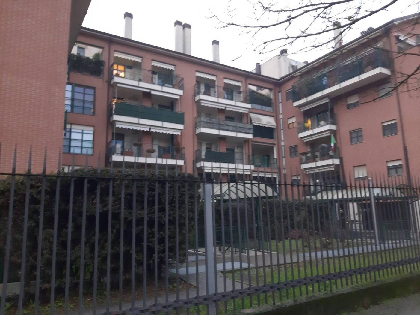 MILANO , Via Sergio Tofano , in stabile signorile con giardino condominiale , appartamento arredato e libero subito composto da ingresso soggiorno 