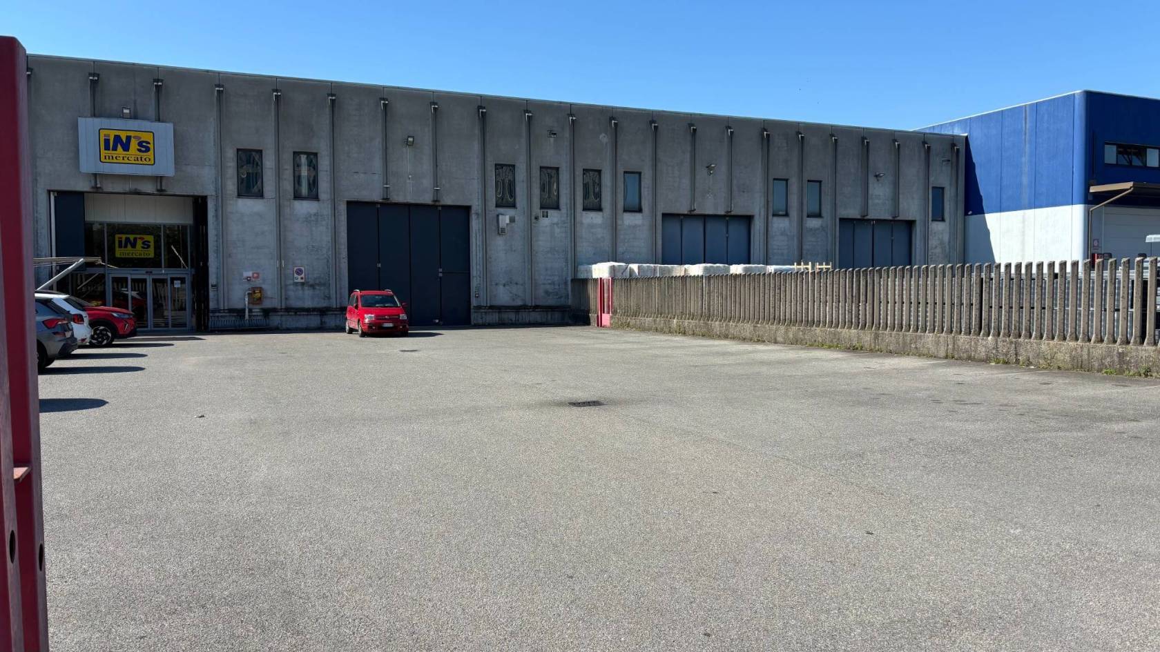 Affittasi prestigioso capannone riscaldato e illuminato , nel Centro Direzionale Milano Oltre in via Madrid 12, di 1000 mq più cortile.