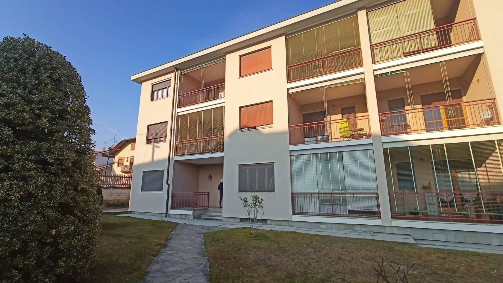 CUMIANA- Centralissimo, appartamento al piano rialzato da arredare. L'immobile è composto di ingresso, soggiorno, cucina, camera e bagno. Box auto 