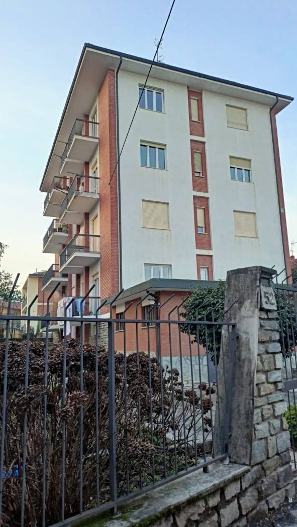 Cumiana, centro paese, in stabile di cinque appartamenti, si propone appartamento al piano primo. L'immobile è composto di cucina, due camere da 