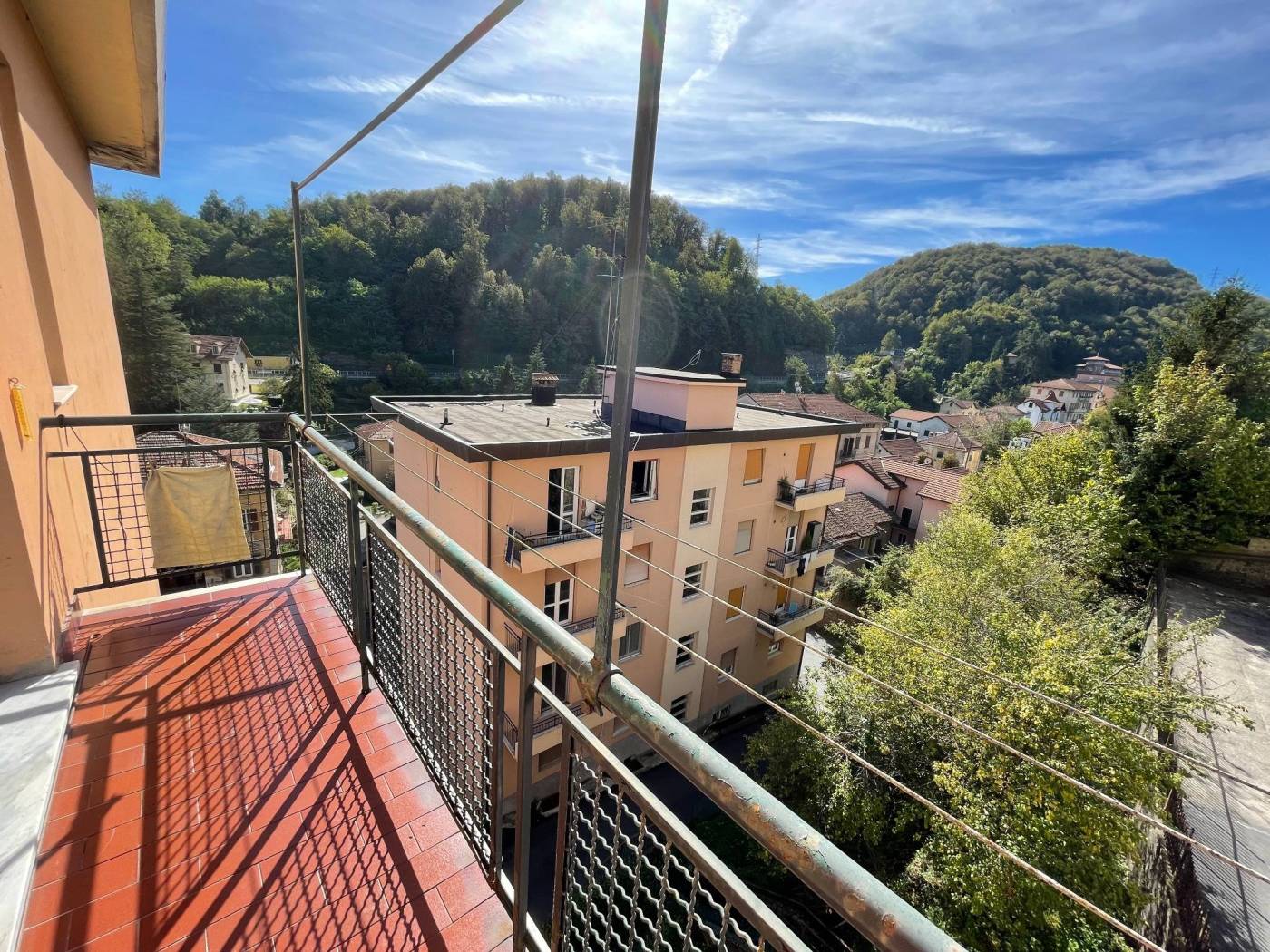 Ci troviamo in Via Torino e proponiamo un appartamento posto al quarto piano, luminoso e con vista aperta. In ingresso troviamo un corridoio dal 