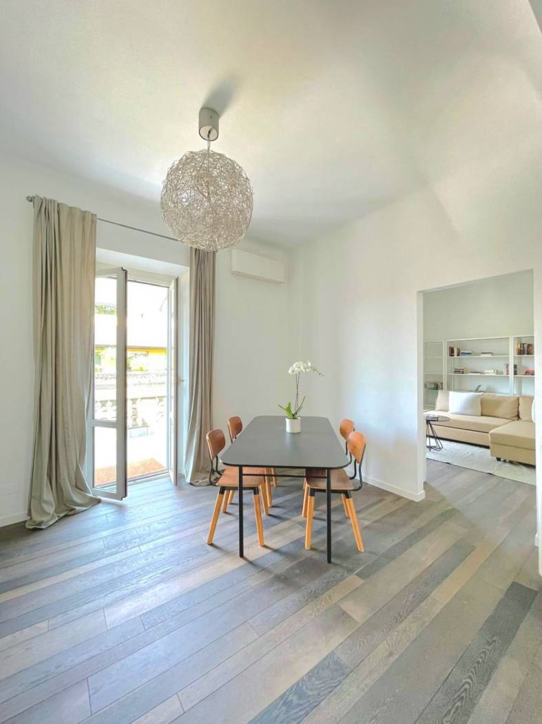 Vivere dove il fascino artistico di Brera incontra lo skyline moderno di Porta Nuova. Proponiamo in locazione un raffinato trilocale di 80 mq, 