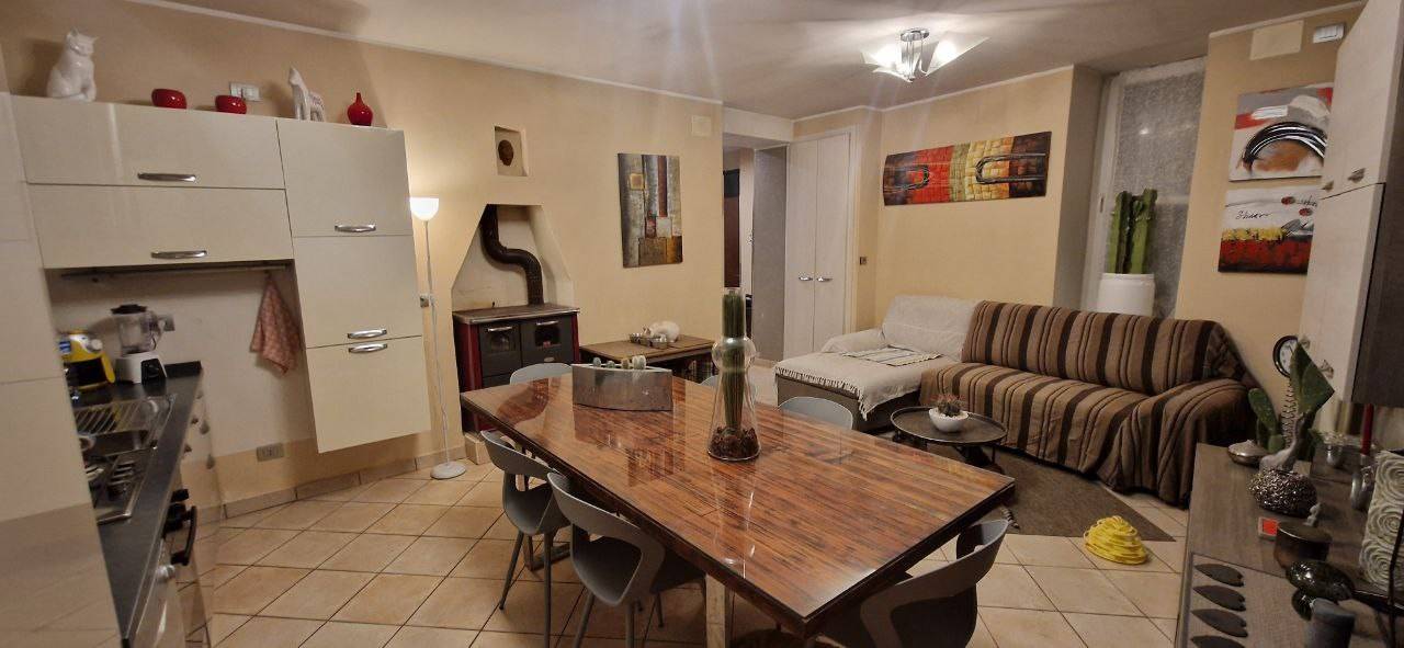 **Appartamento in Vendita - Zona Tranquilla e Ristrutturato** Scopri questo delizioso appartamento al piano terra, situato in un contesto piccolo e 