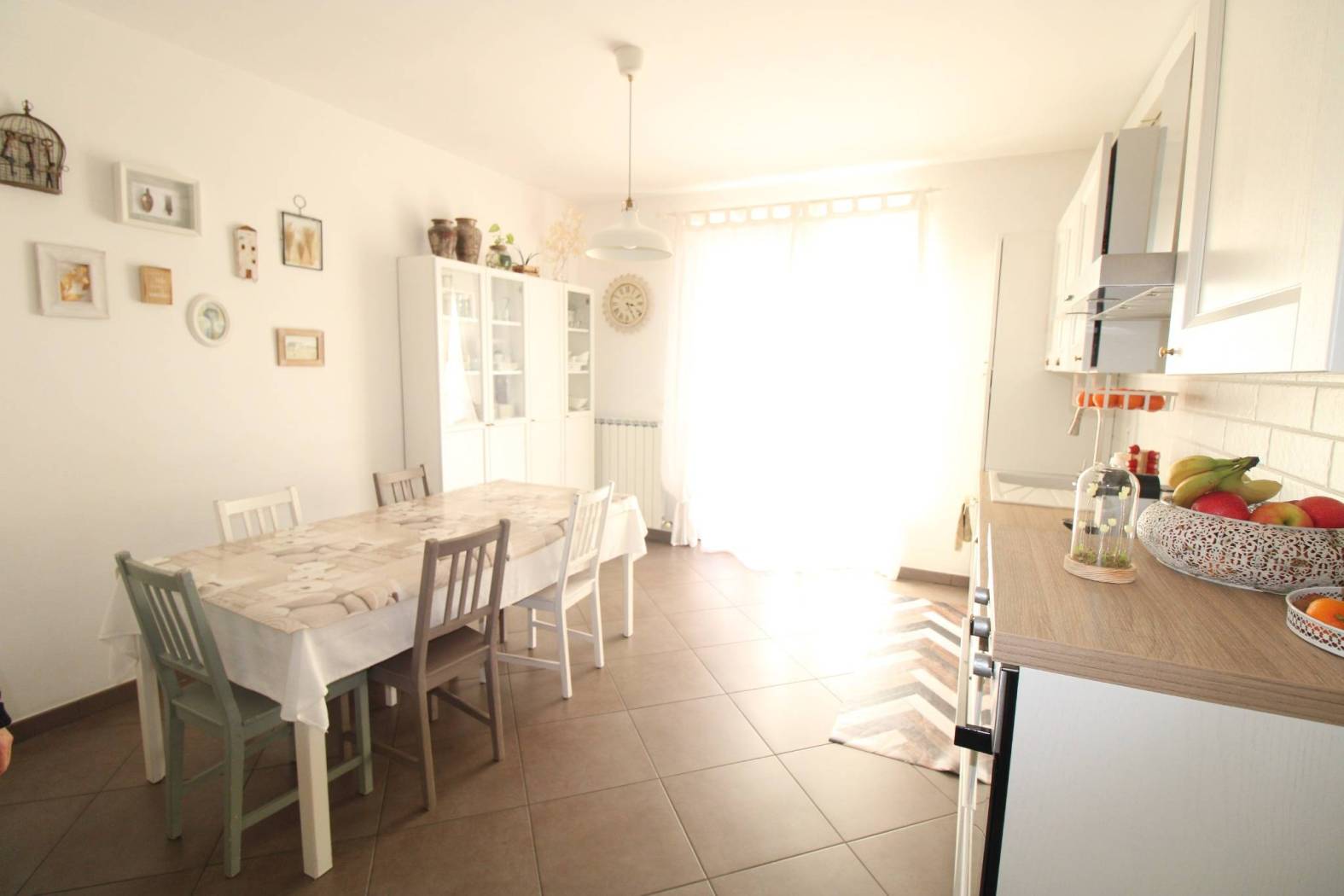 In splendida posizione collinare, a breve distanza dal centro storico di Montecosaro e con tutti i principali servizi comodamente raggiungibili, 