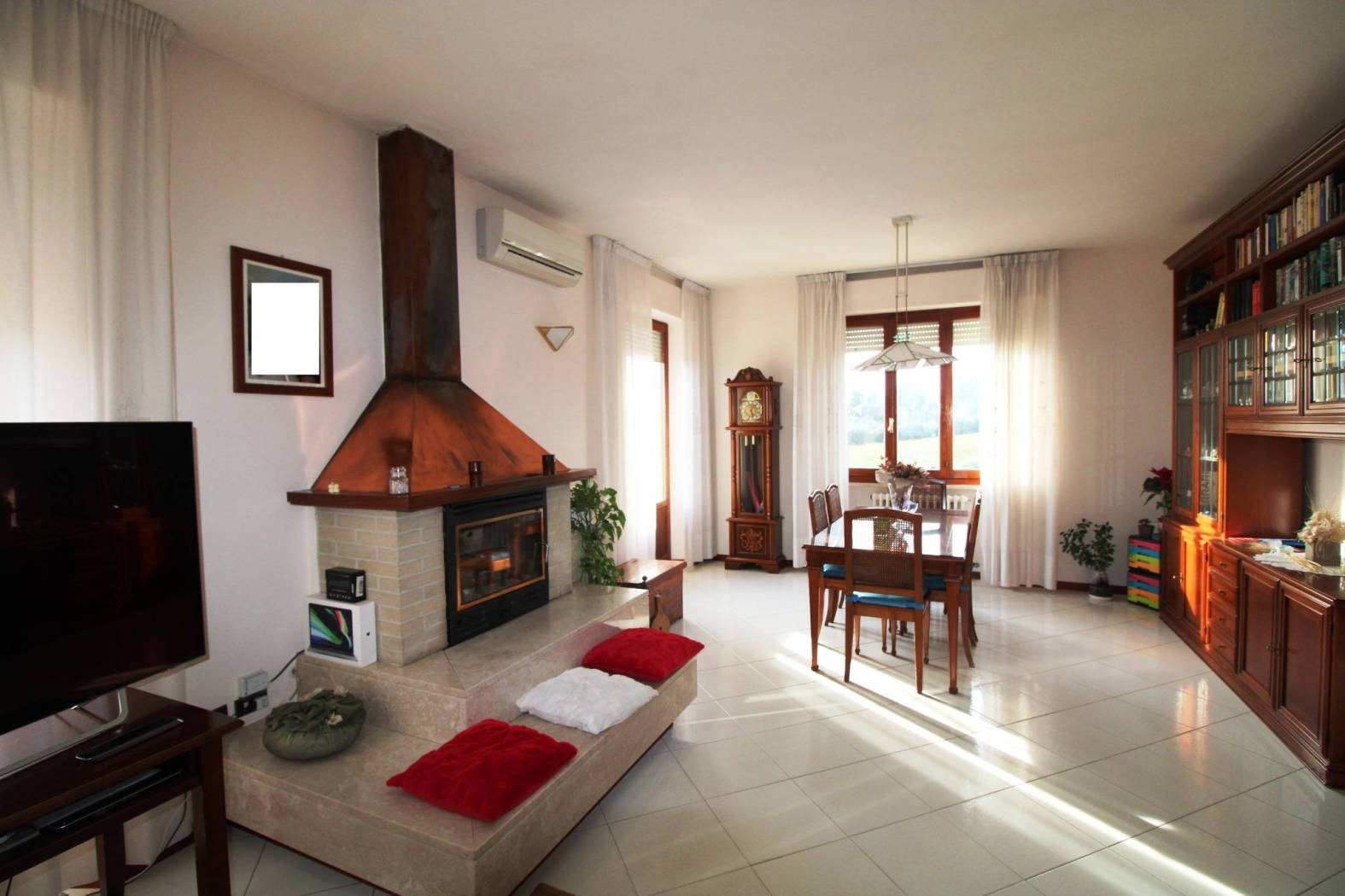 In un contesto riservato e tranquillo, all'interno di un edificio bifamiliare, proponiamo un appartamento panoramico e particolarmente luminoso, 