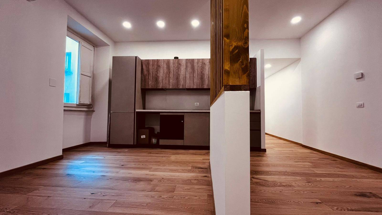 A pochi passi da piazza San Cosimato, in palazzina di fine '800 in fase di restauro e con servizio di portineria. Appartamento posto al terzo piano, 