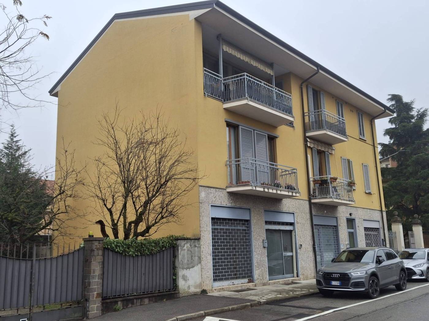 In piccolo stabile di poche famiglie, comodissimo con il centro di Usmate e con i principali collegamenti per Milano, appartamento di mq 65, in fase 