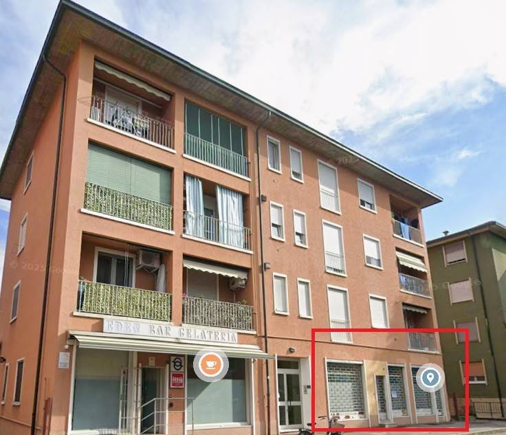 In posizione centrale adiacente scuole pubbliche e municipio, comodo con tangenziali e stazione ferroviaria, vendesi negozio/ufficio in ottimo stato 