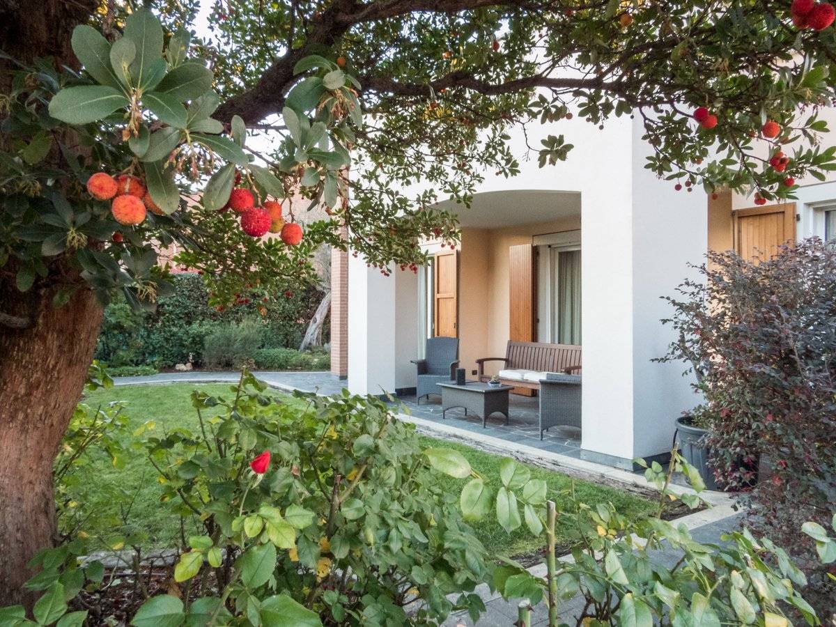 GESSATE CENTRO: in contesto residenziale e recintato, a poca distanza dalla metropolitana e da tutti i servizi primari, proponiamo IN ESCLUSIVA villa 