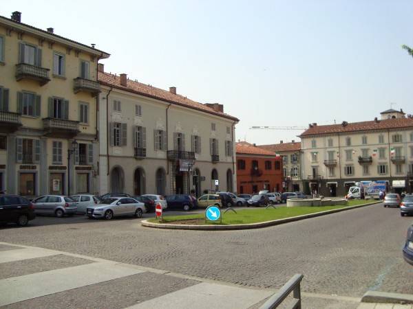 In prestigioso contesto in centro Chieri proponiamo in affitto grande appartamento di recente realizzazione per un totale di 180 mq. L'immobile è 