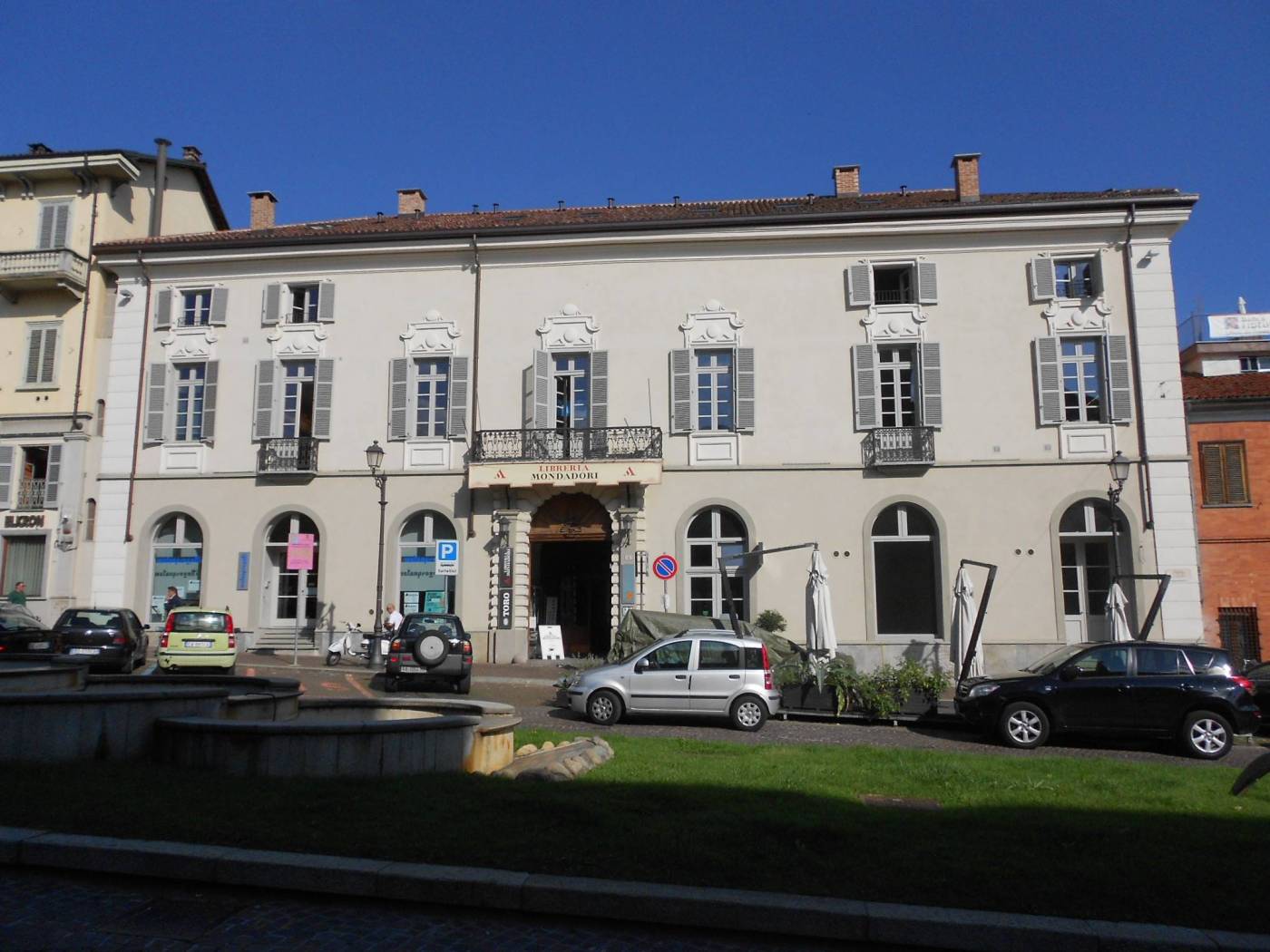 In Chieri, nell'affascinante Palazzo Balbiano nel centro storico di Chieri proponiamo in locazione un appartamento totalmente arredato su due livelli 
