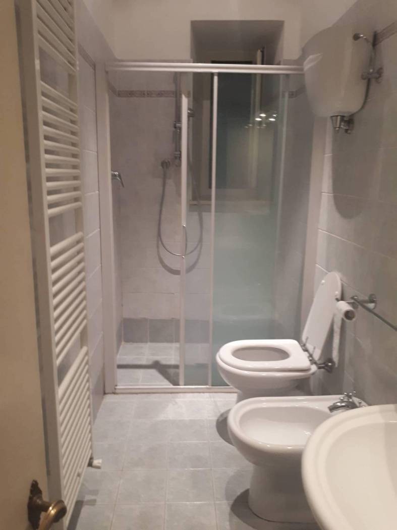 Bagno con finestra.