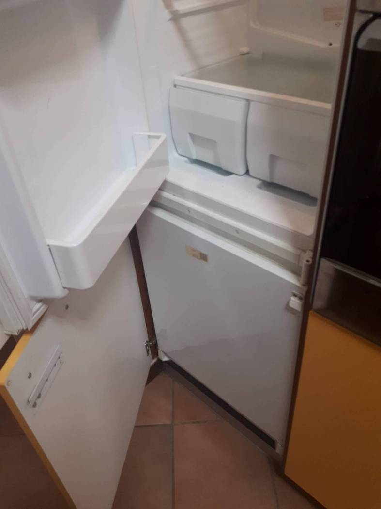 Frigo grande con congelatore
