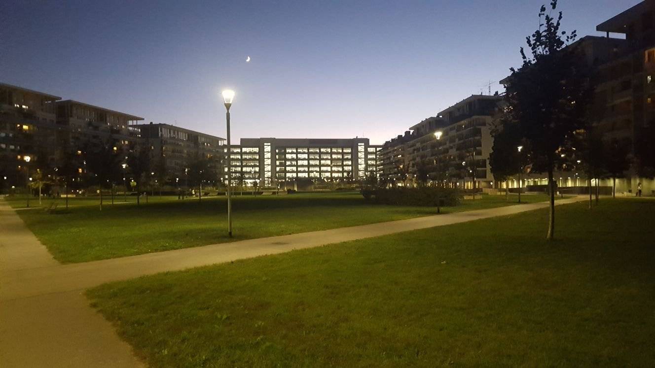 Santa Giulia si affitta bilocale arredato così composto: ingresso, soggiorno con terrazzo e cucina a vista, camera da letto, bagno, box auto e cantina