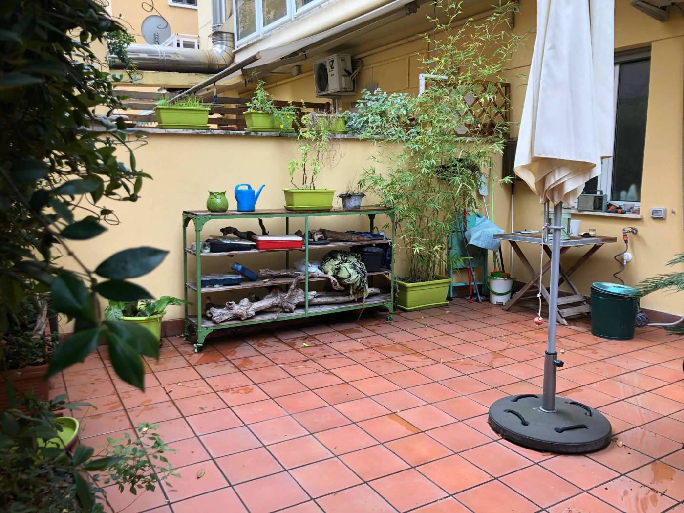 Delizioso monolocale completamente e finemente ristrutturato, arredato, posto al pian terreno in palazzina con servizio di portineria composto da: 