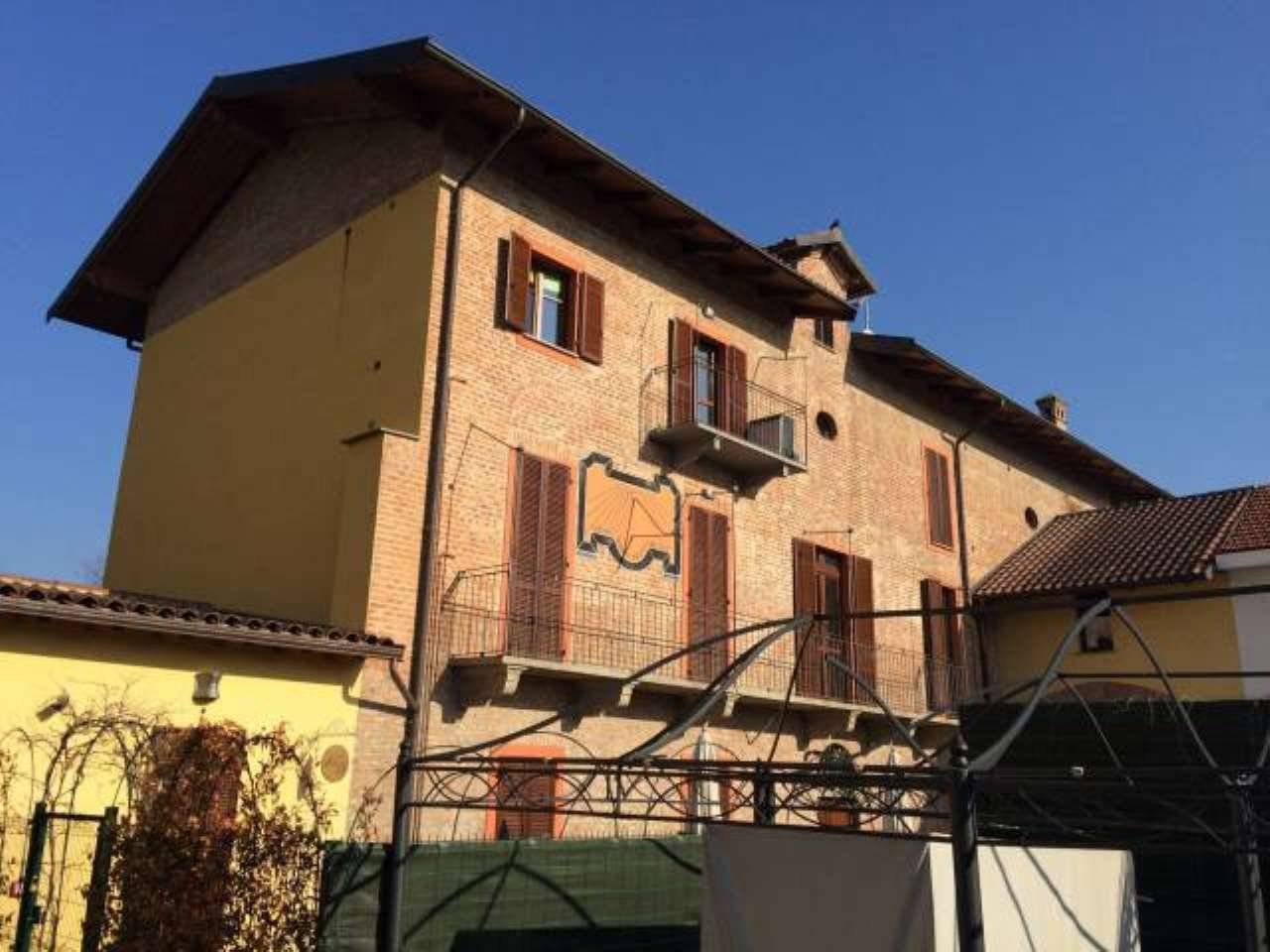 VINOVO TETTI ROSA: In cascinale primi '900 restaurato, proponiamo trilocale arredato. L'appartamento totalmente ristrutturato è composto da ingresso 