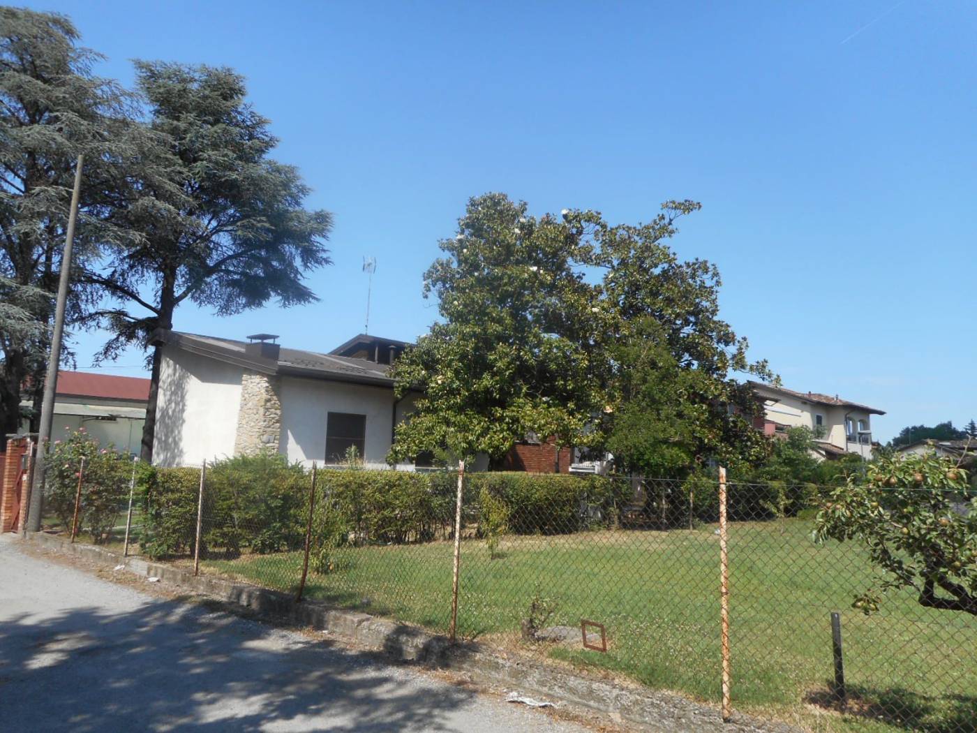 VILLA CON GIARDINO VILLA CON GIARDINO