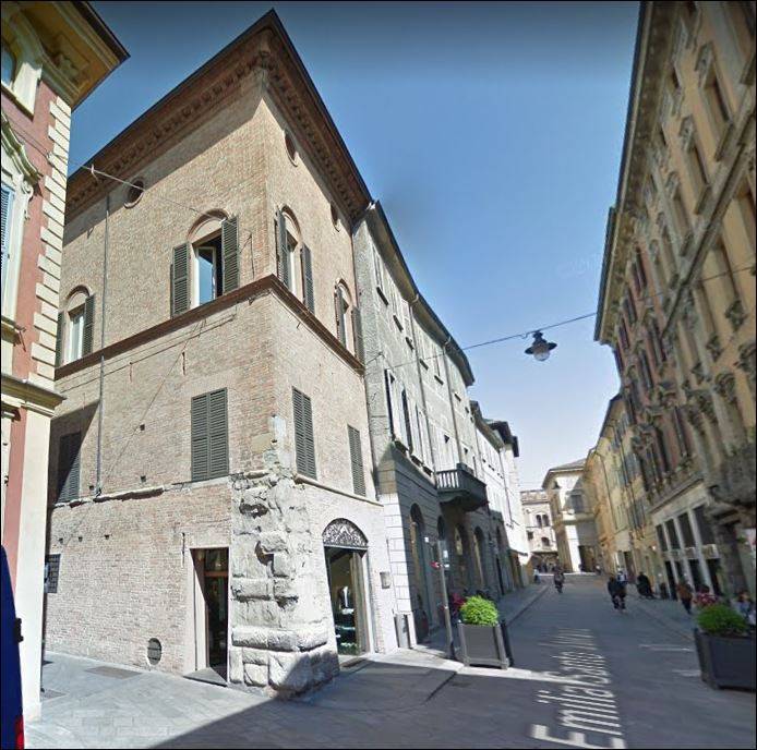 In pieno centro storico al piano nobile di palazzo prestigioso con affaccio sulla via Emilia, ufficio di mq 150 circa composto da 5 stanze e un bagno.