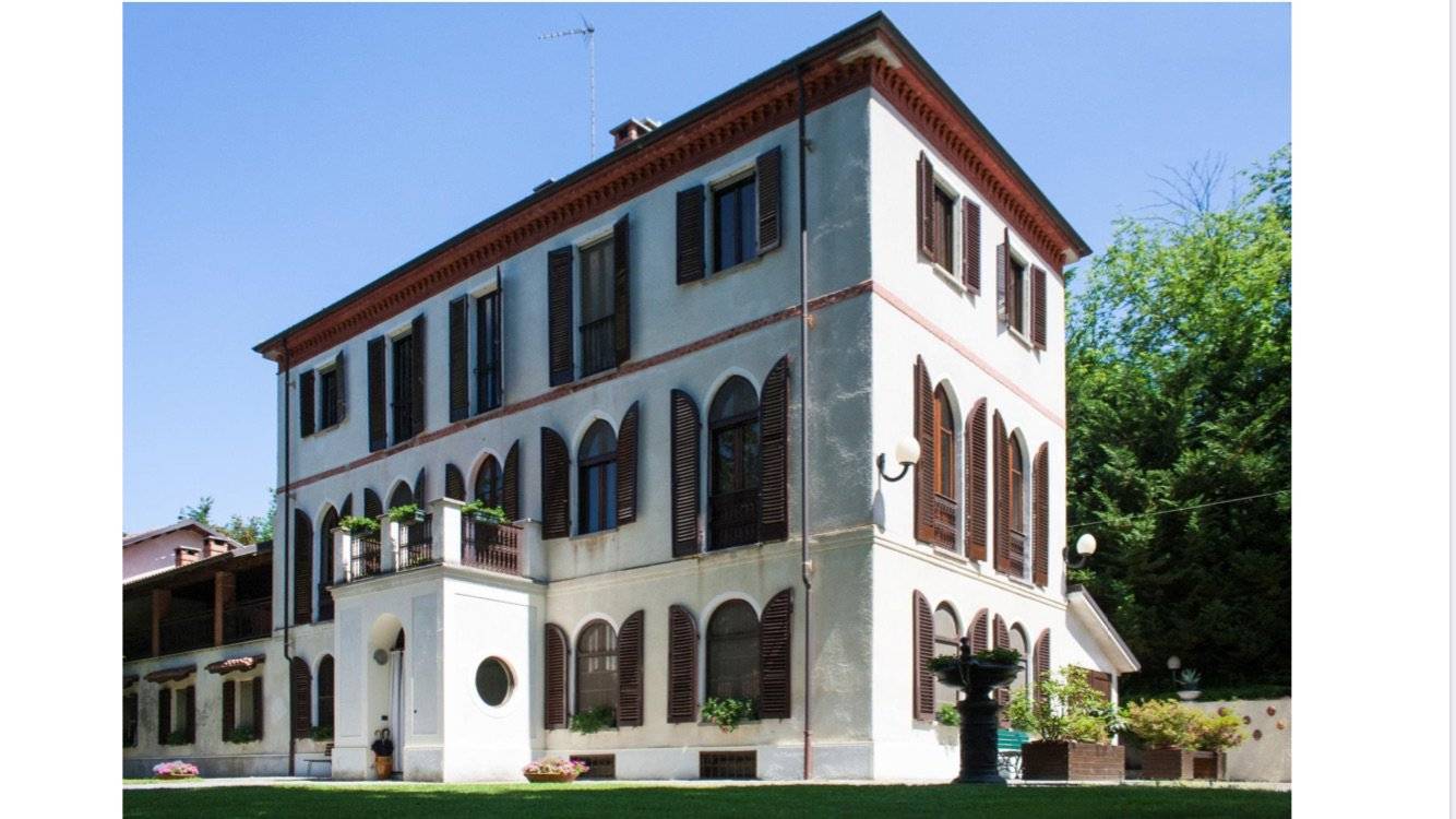 Asti vendiamo intero stabile Casale del 1850 in perfette condizioni interne ed esterne, l'ingresso maestoso presenta immediatamente con grande 